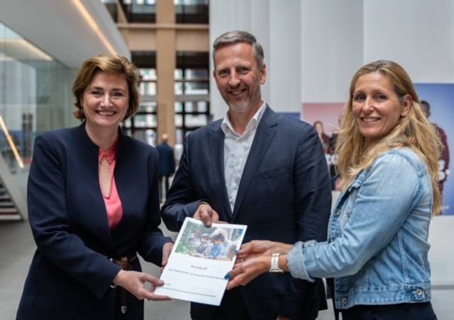 Minister Karien van Gennip neemt de brandbrief in ontvangst